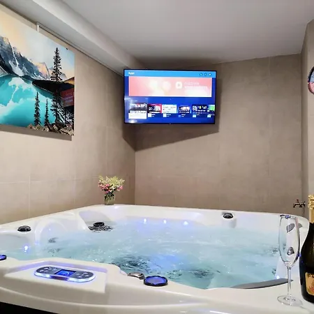 Grand - Wellness Luxusni S Velkou Virivkou, Saunou, Kuchyni A Venkovnim Posezenim V Centru Harrachova *